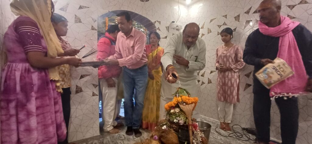 पूर्व मंत्री जयसिंह अग्रवाल ने शिव बारात यात्रा का ध्वज लेकर किया शुभारंभ…