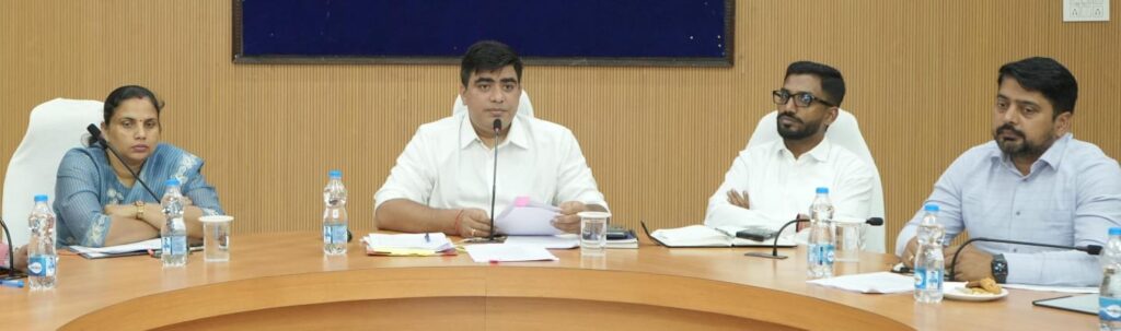 पांच से 17 वर्ष के सभी विद्यार्थियों का बायोमेट्रिक आधार अपडेट कराने कलेक्टर ने दिए निर्देश