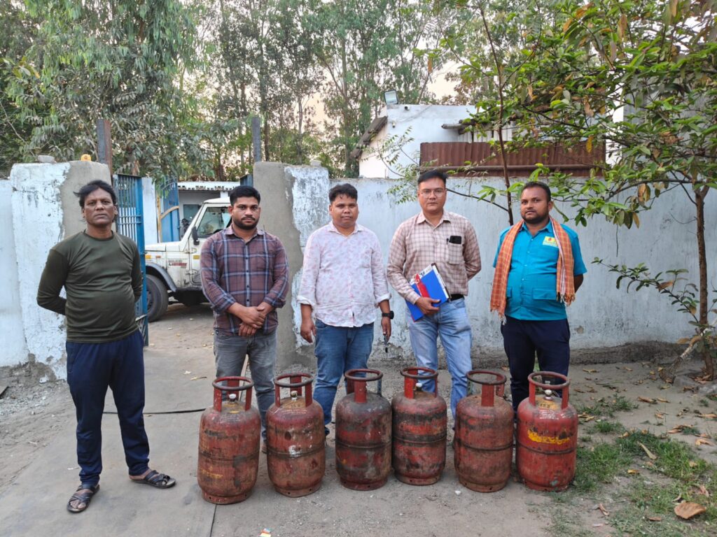 घरेलू गैस का व्यावसायिक उपयोग करने वालों पर कार्रवाई..कलेक्टर के निर्देश पर जिला प्रशासन की सख़्ती