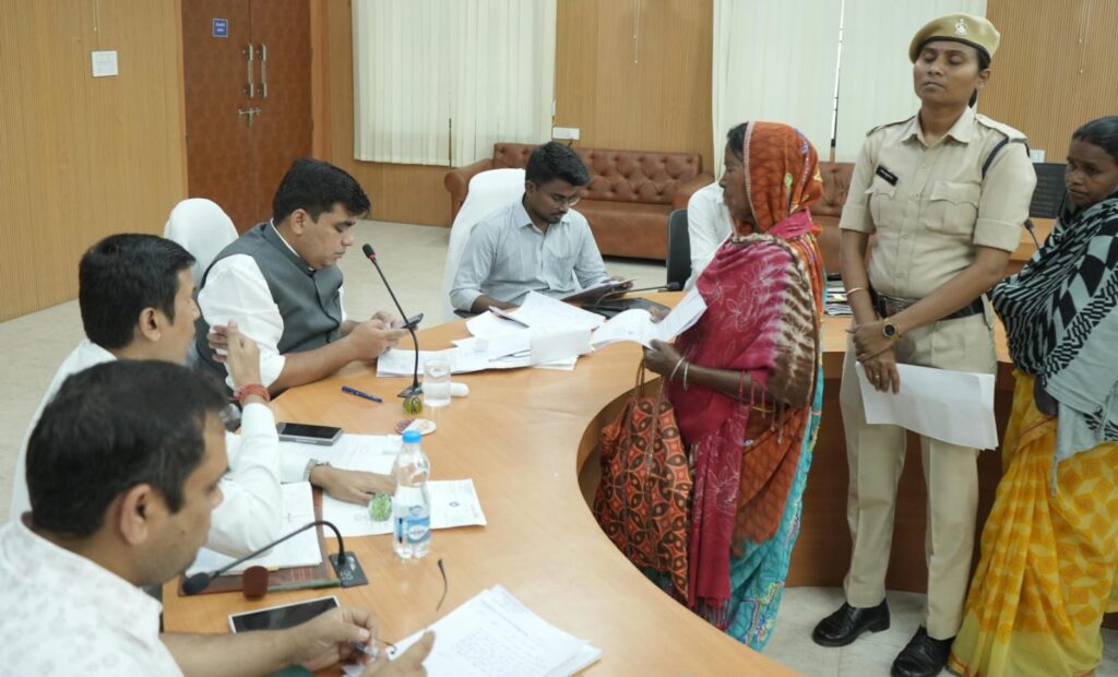 कलेक्टर श्री कुणाल दुदावत ने जनदर्शन में सुनी आमजनों की समस्याएं