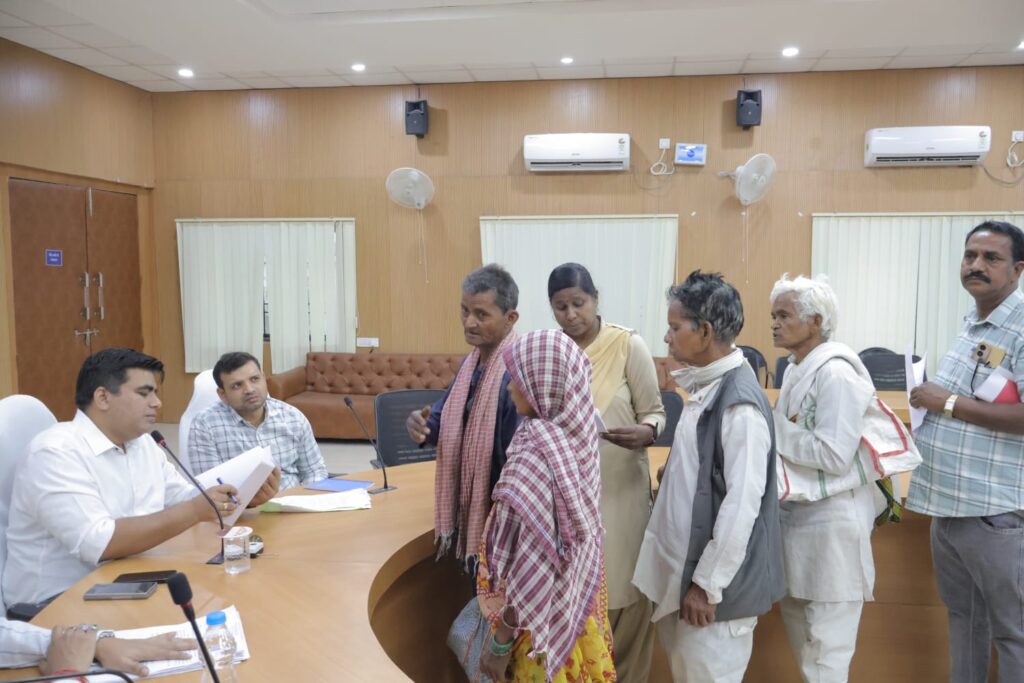 कलेक्टर जनदर्शन में आमजन की सुनी गई समस्याएं, त्वरित समाधान के दिए निर्देश