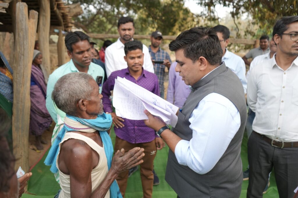 मैं कलेक्टर हूँ, आपकी समस्याएँ सुनने आया हूँ