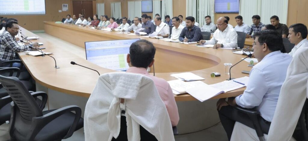 निर्माण कार्यों की प्रगति और समय सीमा में पूर्णता सुनिश्चित करने कलेक्टर ने निर्माण विभागों की ली बैठक