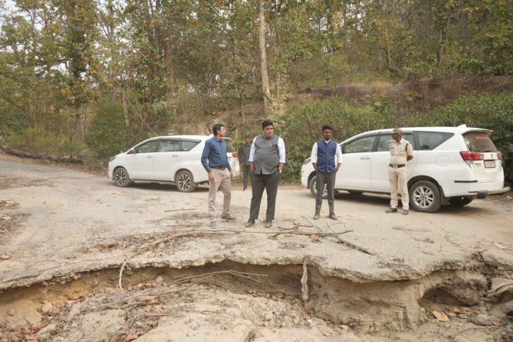 कलेक्टर ने रुकवाया अपना वाहन, क्षतिग्रस्त सड़क देखकर दिए तत्काल मरम्मत के निर्देश