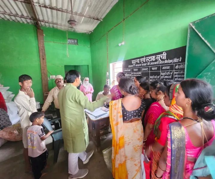 पार्षद नरेंद्र देवांगन ने शासकीय उचित मूल्य दुकान का किया औचक निरीक्षण…