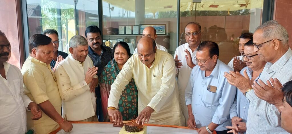 स्वर्ण सिटी स्थित निज निवास पर पूर्व मंत्री जयसिंह अग्रवाल का भव्य जन्मदिवस समारोह सम्पन्न