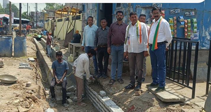 जिला कांग्रेस अध्‍यक्ष ने किया बुधवारी बाजार के पास निर्माण कराये जा रहे विकास कार्यों का निरीक्षण