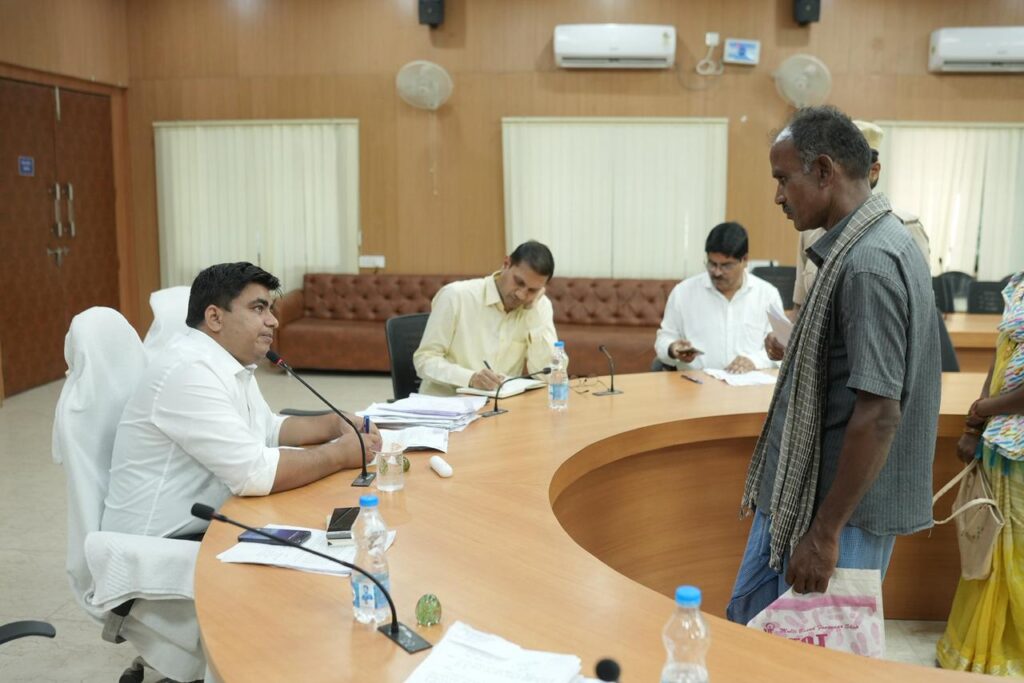 जनदर्शन में कलेक्टर ने सुनी आमजनों की समस्याएं, त्वरित निराकरण के दिए निर्देश