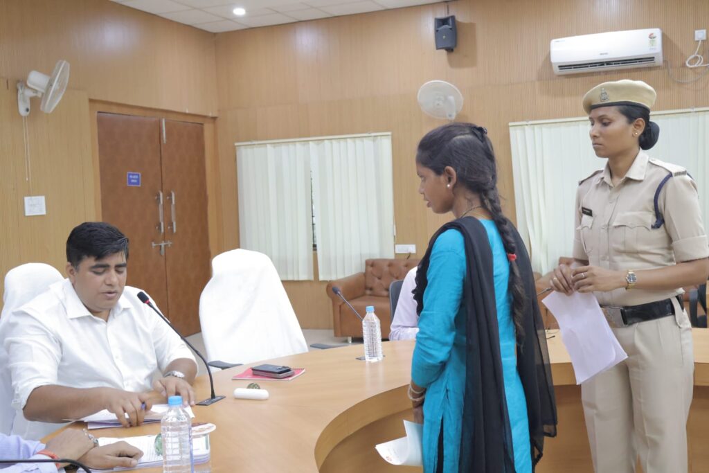 जनदर्शन में कलेक्टर श्री कुणाल दुदावत ने सुनी आमजन की समस्याएं’