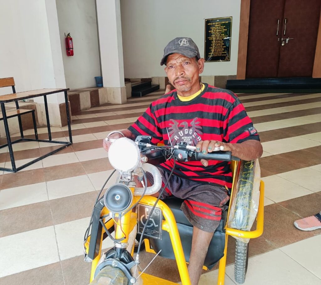 रुमगरा निवासी दिव्यांग मदन दास को मिली बैटरी चालित ट्राइसाइकिल, मिला आवागमन का सशक्त साधन’