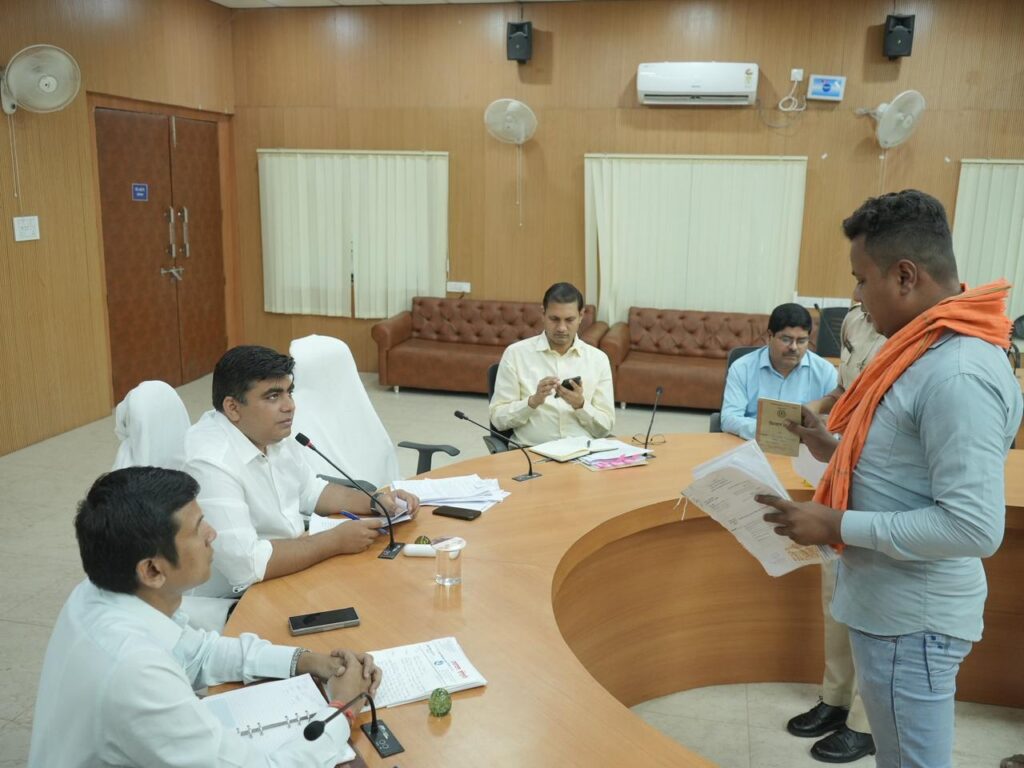 जनदर्शन में कलेक्टर कुणाल दुदावत ने सुनी आमजन की समस्याएं – 96 आवेदन प्राप्त