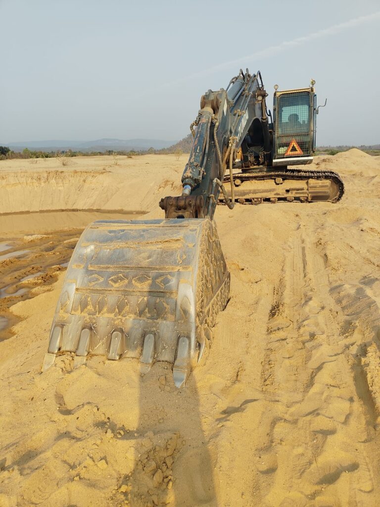 अवैध रेत उत्खनन पर कार्रवाईः कछार में चैन माउंट मशीन जब्त, कलेक्टर के निर्देश पर कार्रवाई तेज