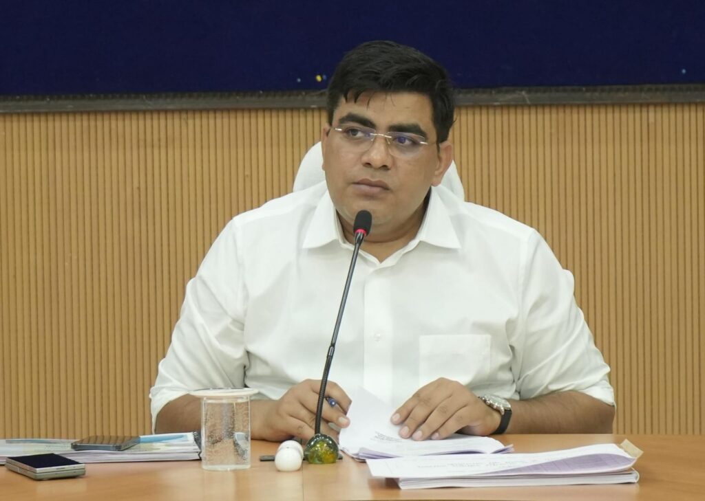 विकास कार्यों के लिए आबंटित शासकीय पैसे का दुरुपयोग करने वालो के ऊपर करें एफआईआर-कलेक्टर