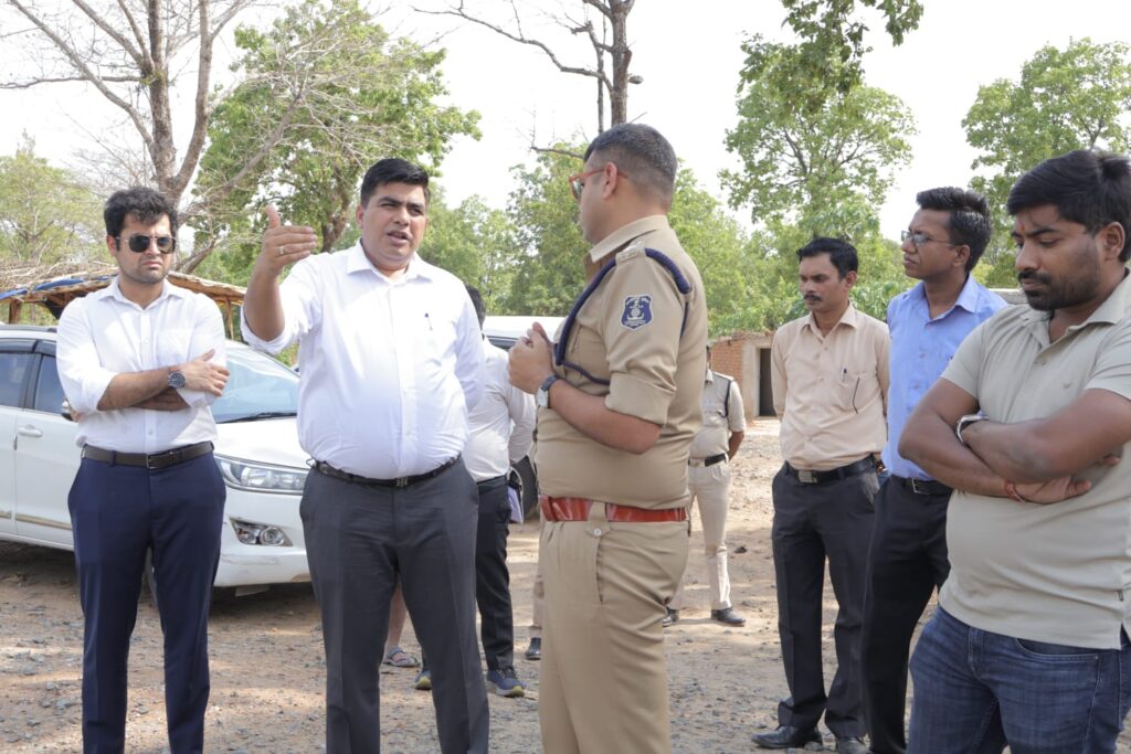 कलेक्टर-एसपी ने किया कटघोरा-चोटिया एनएच-130 में ब्लैक स्पॉट का निरीक्षण