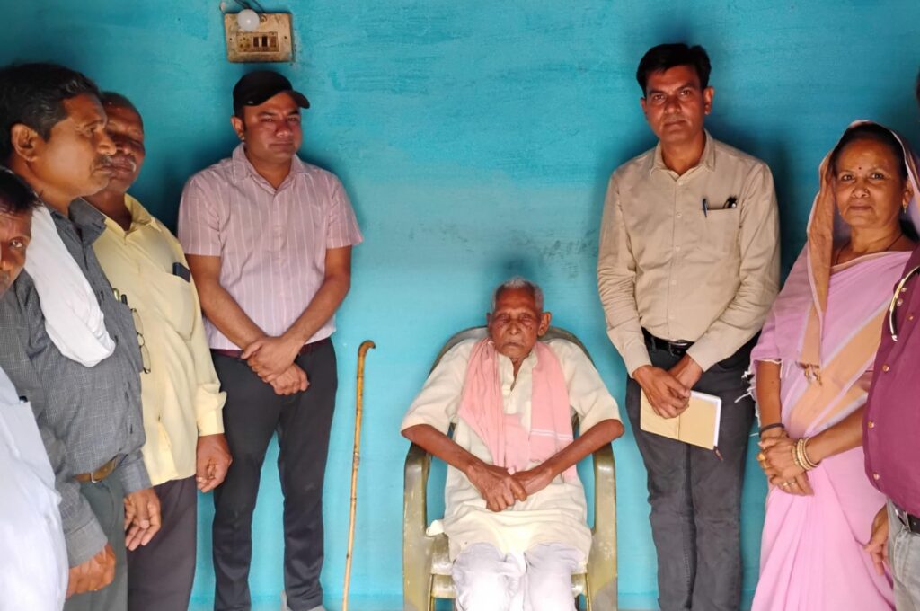 कोरबा जिले की ऐतिहासिक नगरी तुमान में ष्ज्ञानभारतम राष्ट्रीय पाण्डुलिपि सर्वेक्षण अभियान के तहत प्राचीन पाण्डुलिपियों को खोजने सर्वेक्षण शुरू हुआ