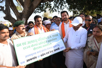 रायपुर : सुशासन तिहार: मुख्यमंत्री श्री विष्णु देव साय ने समाज प्रमुख को सौंपा टेंट एवं बर्तन सामग्री, ग्राम आमगांव में बढ़ेगा रोजगार