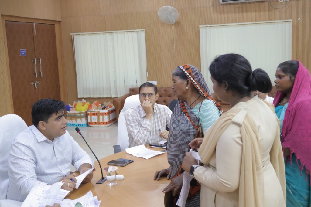 जनदर्शन में कलेक्टर श्री कुणाल दुदावत ने सुनी आमनागरिकों की समस्याएं..111 आवेदन हुए प्राप्त