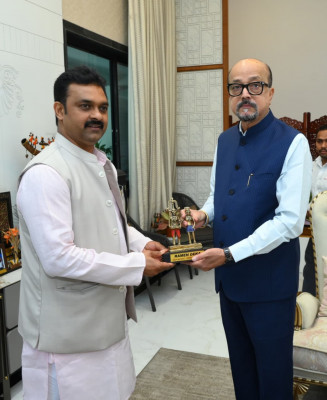 रायपुर : राज्यपाल श्री डेका से केन्द्रीय ग्रामीण विकास राज्य मंत्री श्री पासवान ने किया सौजन्य भेंट