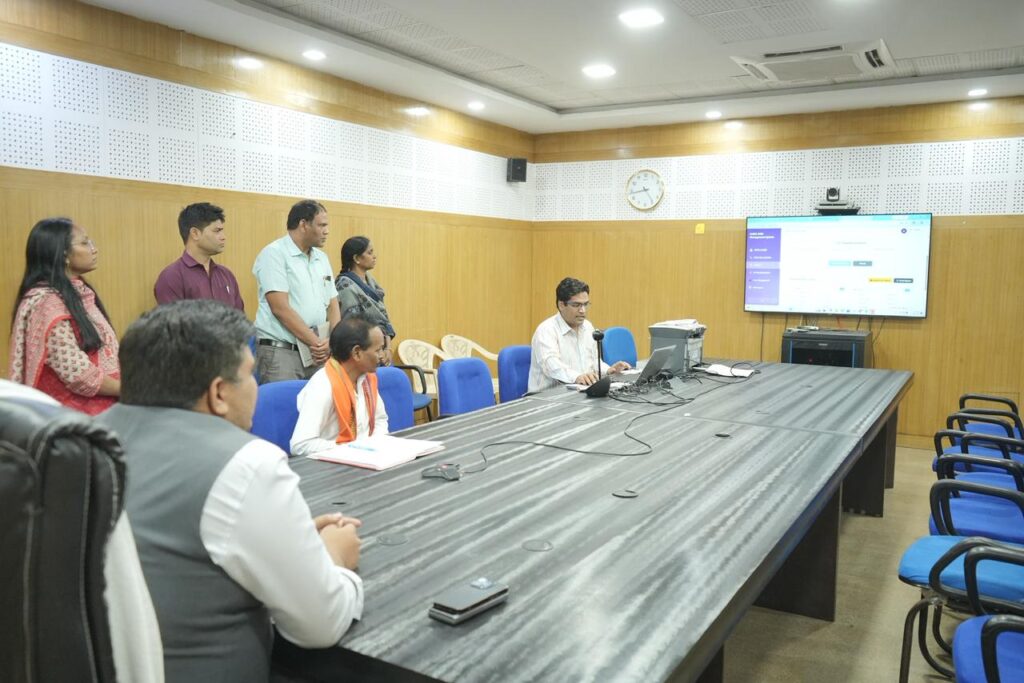 नगर पालिका परिषद-वार्ड क्रमांक 15 के उप निर्वाचन हेतु ईवीएम का प्रथम स्तरीय जांच पश्चात् प्रथम रेंडमाईजेशन संपन्न