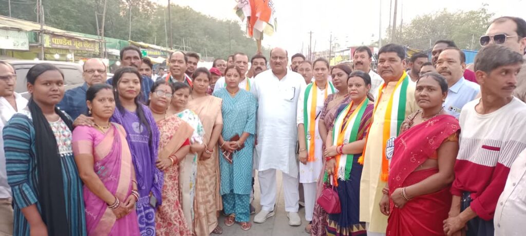 लगातार बढ़ती महंगाई को लेकर दर्री क्षेत्र जमनीपाली में पूर्व मंत्री जयसिंह अग्रवाल के नेतृत्व में कांग्रेसजनों द्वारा केंद्र सरकार की गलत आर्थिक नीतियों के खिलाफ जोरदार विरोध प्रदर्शन किया गया