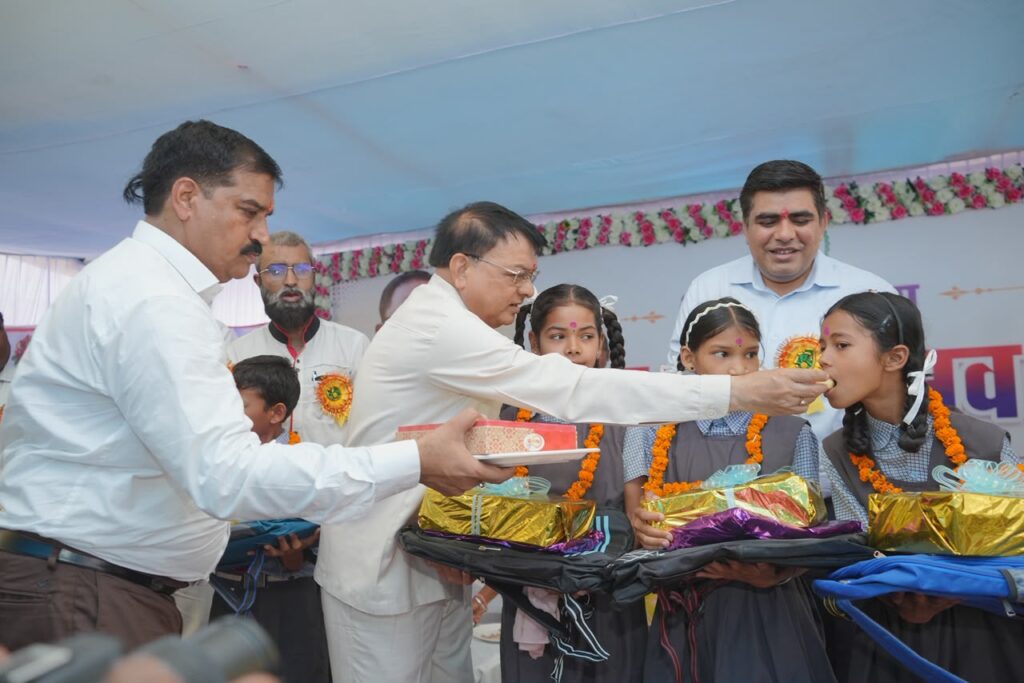 शिक्षा से बड़ा कोई धन नहीं, लक्ष्य निर्धारित कर मेहनत करें विद्यार्थी: मंत्री श्री लखन लाल देवांगन