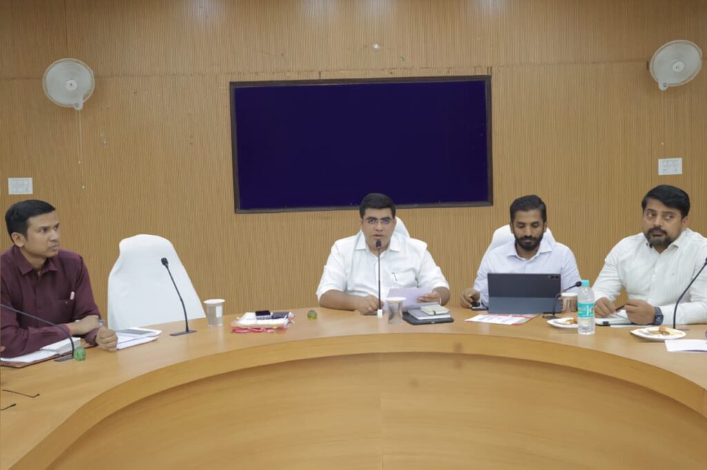 समय-सीमा बैठक में कलेक्टर ने की विभागीय कार्यों की विस्तृत समीक्षा, लंबित प्रकरणों के त्वरित एवं समयबद्ध निराकरण के सख्त निर्देश