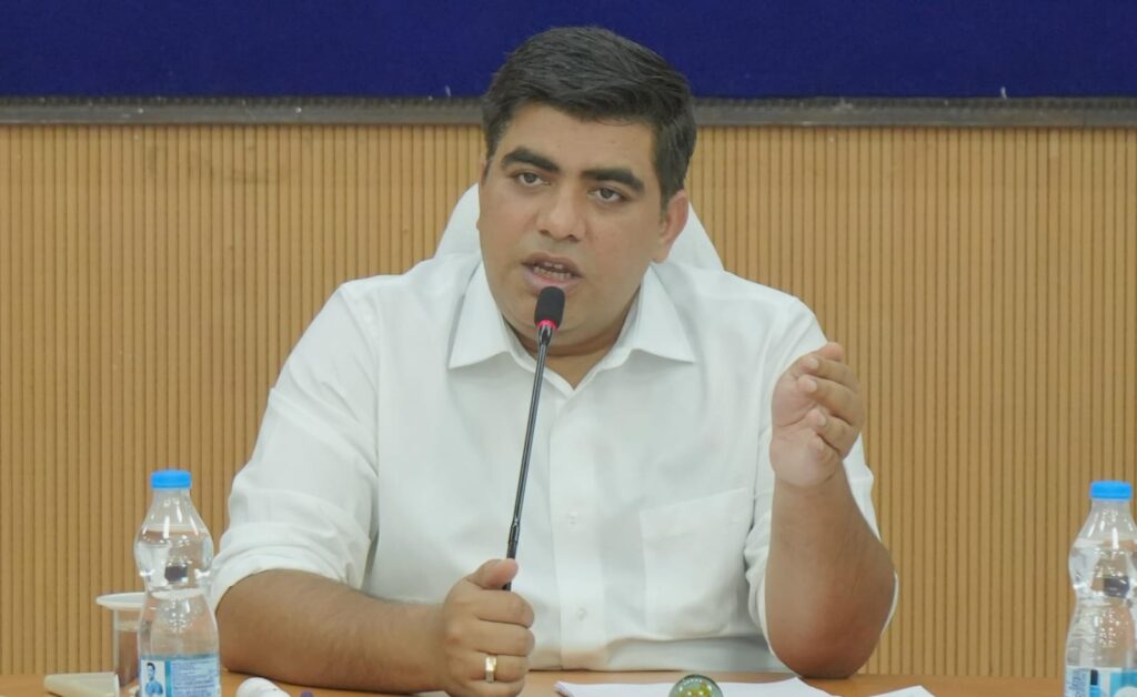 कम बारिश की स्थिति में विभागों को अभी से कार्ययोजना बनाने के कलेक्टर ने दिए निर्देश