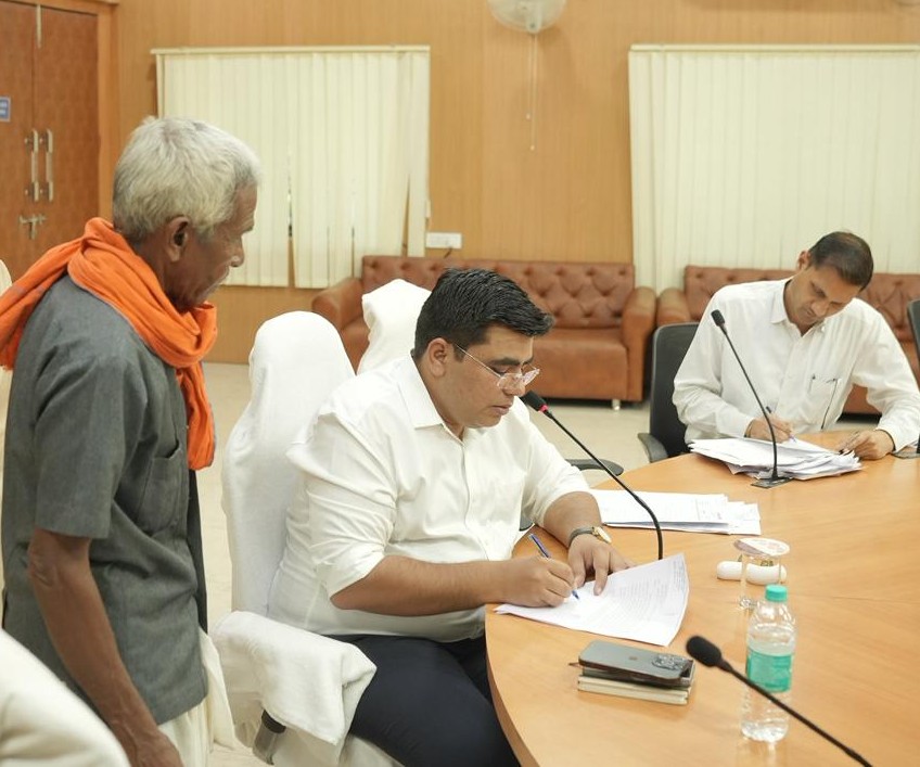 जनदर्शन में  कलेक्टर ने सुनी आमजनों की समस्याएं,  त्वरित निराकरण के दिए निर्देश