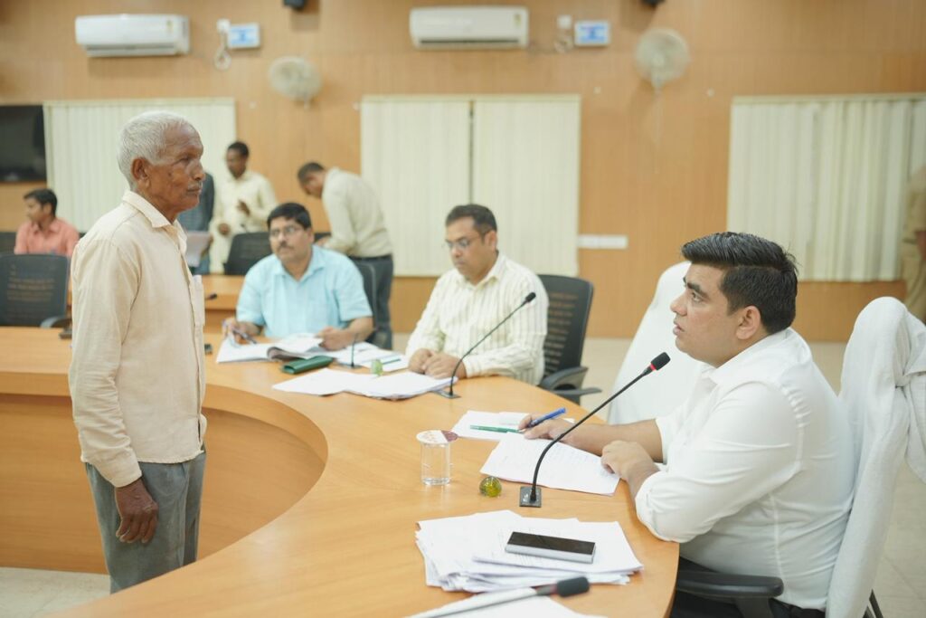 जनदर्शन में सुनी गई आमजनों की समस्याएं..कलेक्टर ने सभी आवेदनों का त्वरित निराकरण के दिए निर्देश