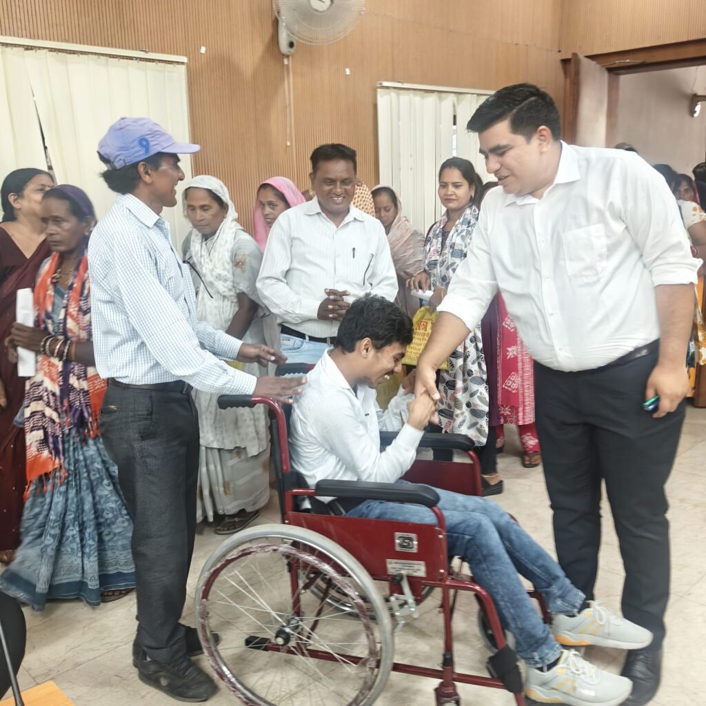 जनदर्शन में संवेदनशील पहल -कलेक्टर श्री कुणाल दुदावत ने दिव्यांग हितग्राही को तत्काल व्हीलचेयर प्रदान कर पहुंचाई राहत