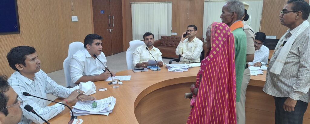 जनदर्शन में आमजन की समस्याएं सुनी गईं, कलेक्टर श्री कुणाल दुदावत ने त्वरित निराकरण के दिए निर्देश’