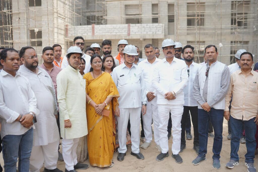 कैबिनेट मंत्री श्री लखनलाल देवांगन ने निर्माणाधीन मेडिकल कॉलेज का किया निरीक्षण