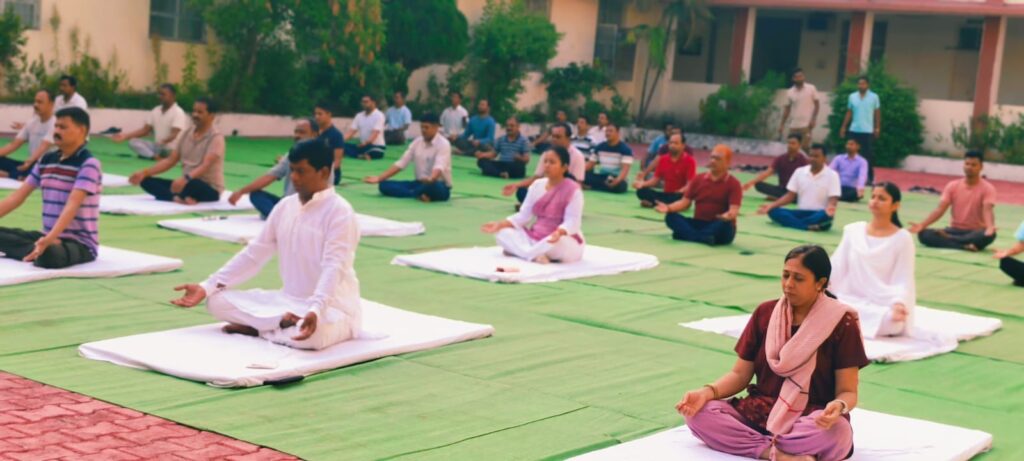 जिला एवं सत्र न्यायालय कोरबा में न्यायाधीश के साथ, अधिवक्ताओं एवं समस्त कर्मचारियों ने किया योगाभ्यास