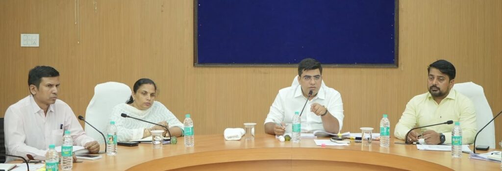 सीएम हेल्पलाइन पोर्टल से प्राप्त आवेदनों का समयबद्ध व गुणवत्तापूर्ण करें निराकरण – कलेक्टर श्री कुणाल दुदावत