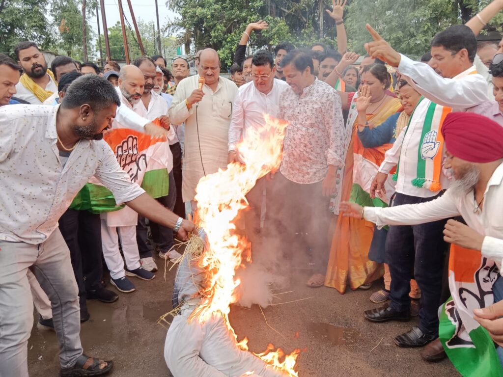 कांग्रेस कमेटी ने भाजपा सरकार के विरोध में नारेबाजी कर किया विरोध प्रदर्शन…मुख्यमंत्री के पुतले का दहन..