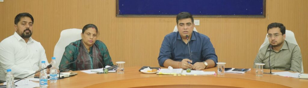 समय-सीमा में राजस्व प्रकरणों का निराकरण न होने पर होगी कार्रवाई: कलेक्टर