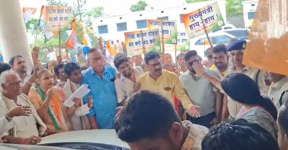 सियाराम और गीतांजलि कौशिक की अगुवाई में कांग्रेस का हल्ला बोल, खाद-बिजली-पानी के मुद्दे पर सरकार के खिलाफ खोला मोर्चा..
