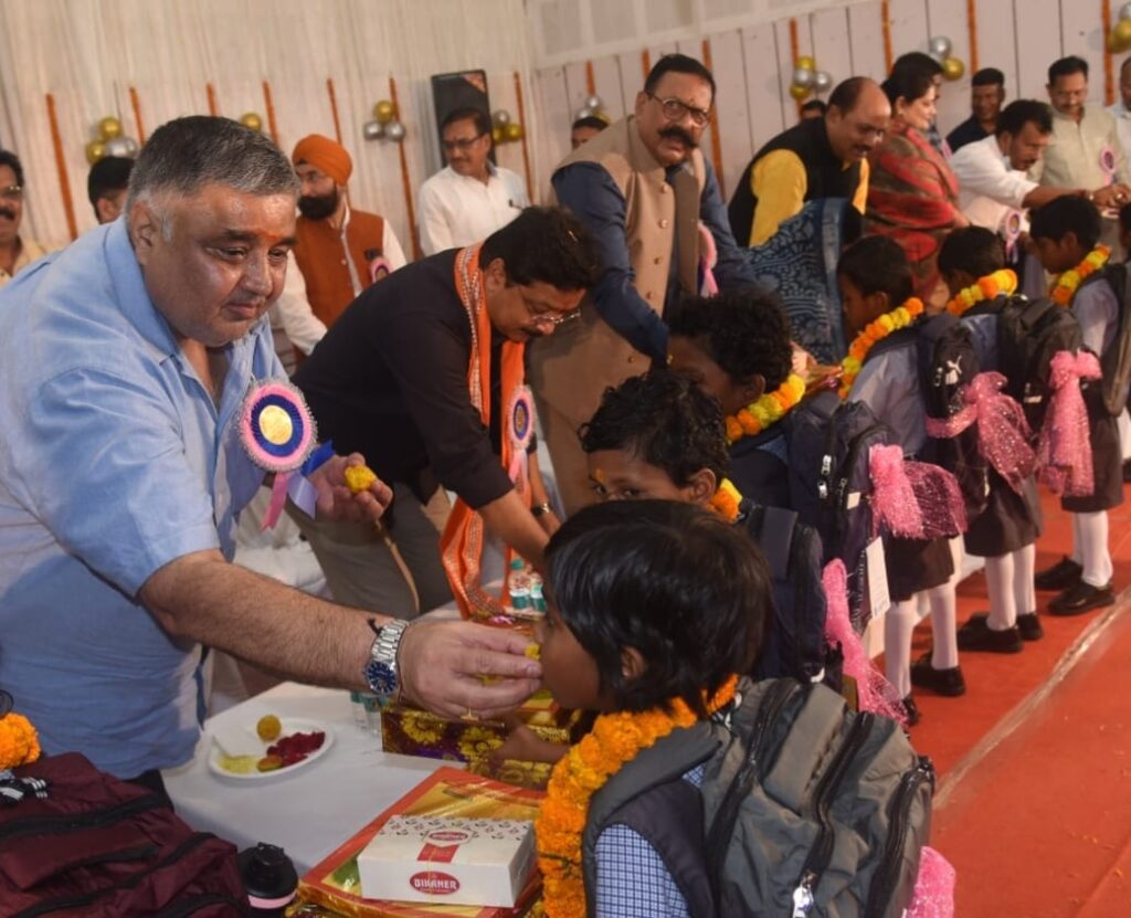 शिक्षा ही सफलता का मूल मंत्र है, कोई भी बच्चा शिक्षा से वंचित न रहे — पर्यटन मंत्री श्री राजेश अग्रवाल