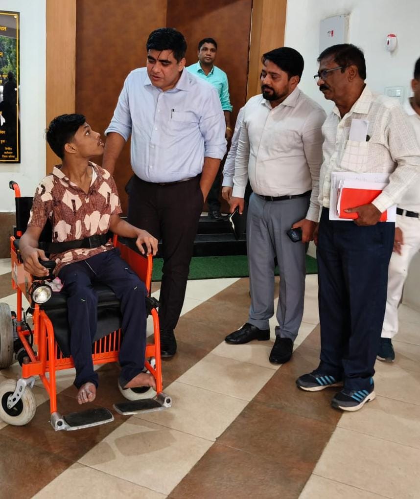 कलेक्टर की संवेदनशील पहल से दिव्यांग छात्र के सपनों को मिली नई उड़ान