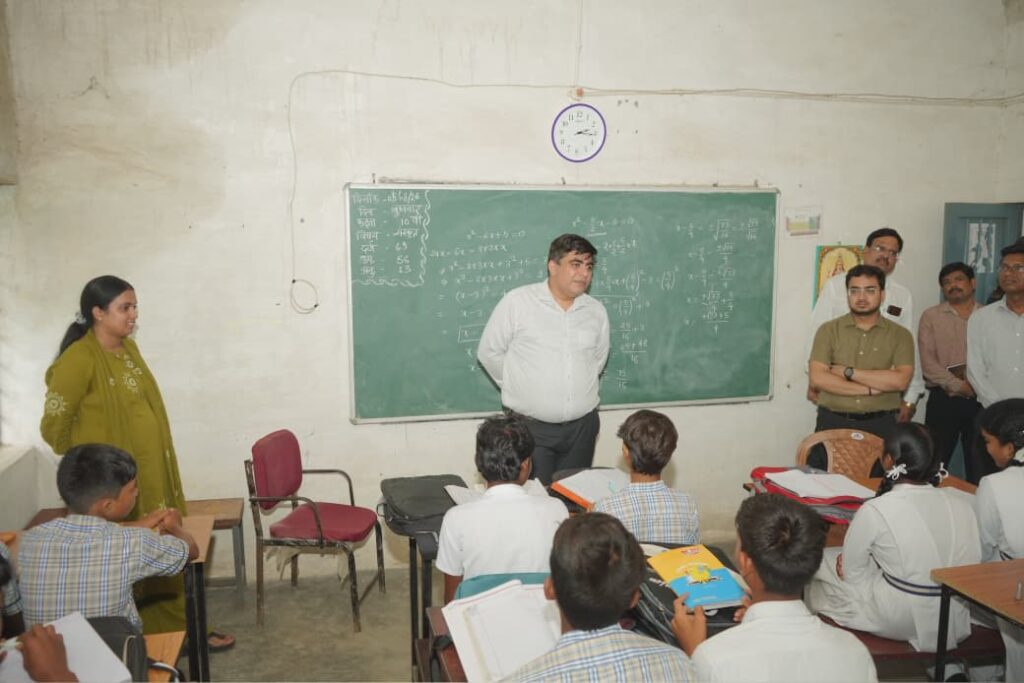 कोरबा : शिक्षक बन कलेक्टर ने पढ़ाया भौतिकी का पाठ, विद्यार्थियों से संवाद कर दिया परिश्रम कर आगे बढ़ने का ज्ञान