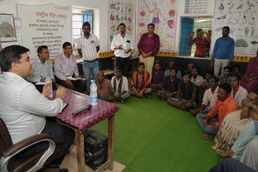 कोरबा : बरसती बूंदों के बीच बिरहोर बस्ती पहुँचे कलेक्टर, चौपाल में सुनीं उम्मीदों की आवाज़..
