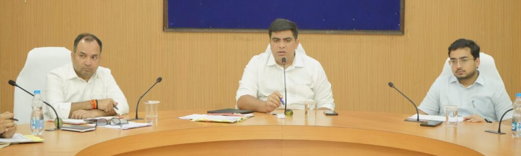 समय-सीमा बैठक में कलेक्टर ने विभागीय कार्यों की समीक्षा कर दिए समयबद्ध निराकरण के निर्देश