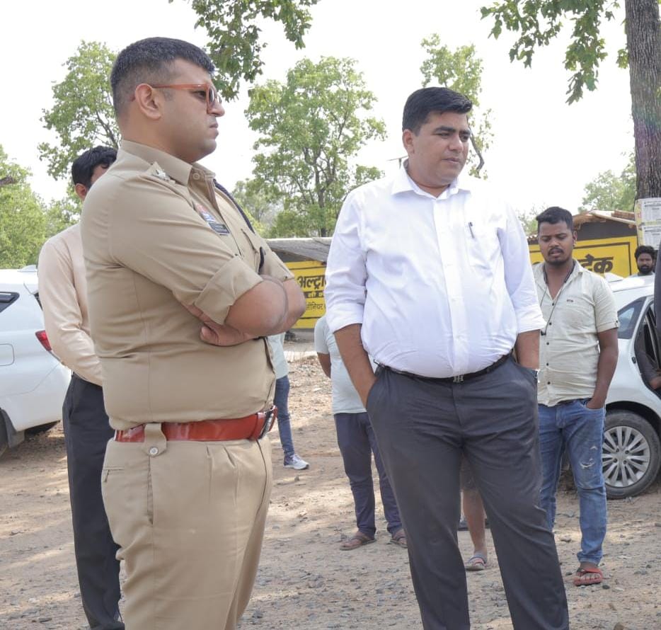 स्वतंत्रता दिवस की तैयारियों को लेकर कलेक्टर-एसपी ने सीएसईबी ग्राउंड का किया निरीक्षण