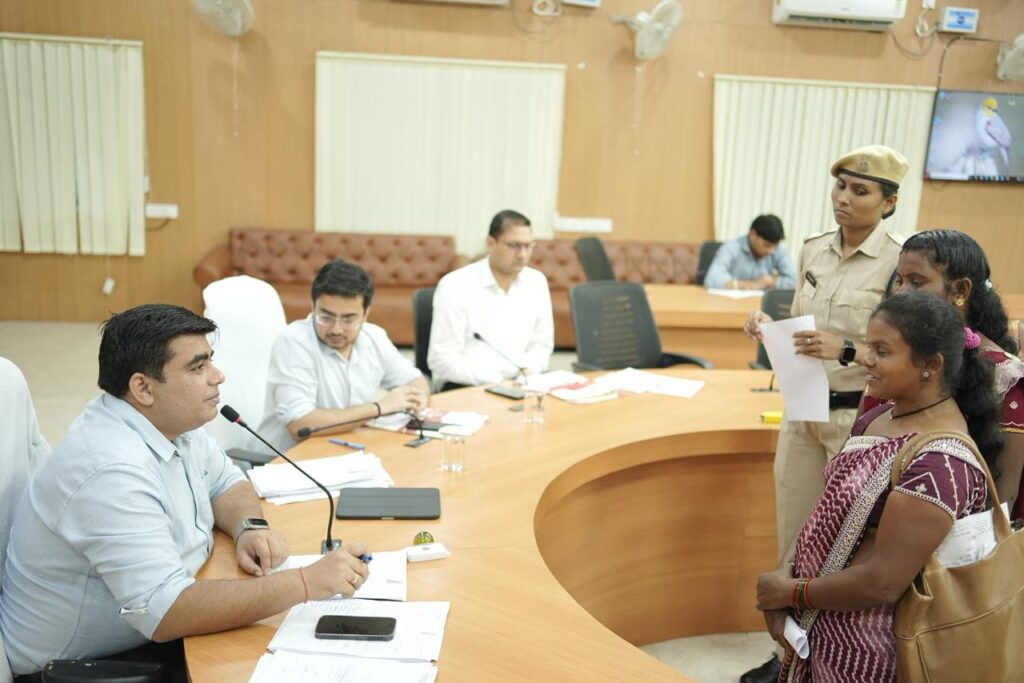 कलेक्टर जनदर्शन में सुनी गई आमजनों की समस्याएं, 45 आवेदन प्राप्त