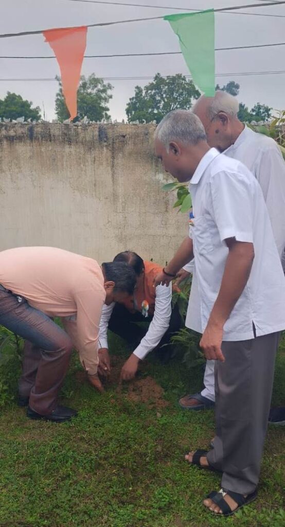 एक पेड़ मॉं के नाम अभियान के तहत् किया गया पौधारोपण