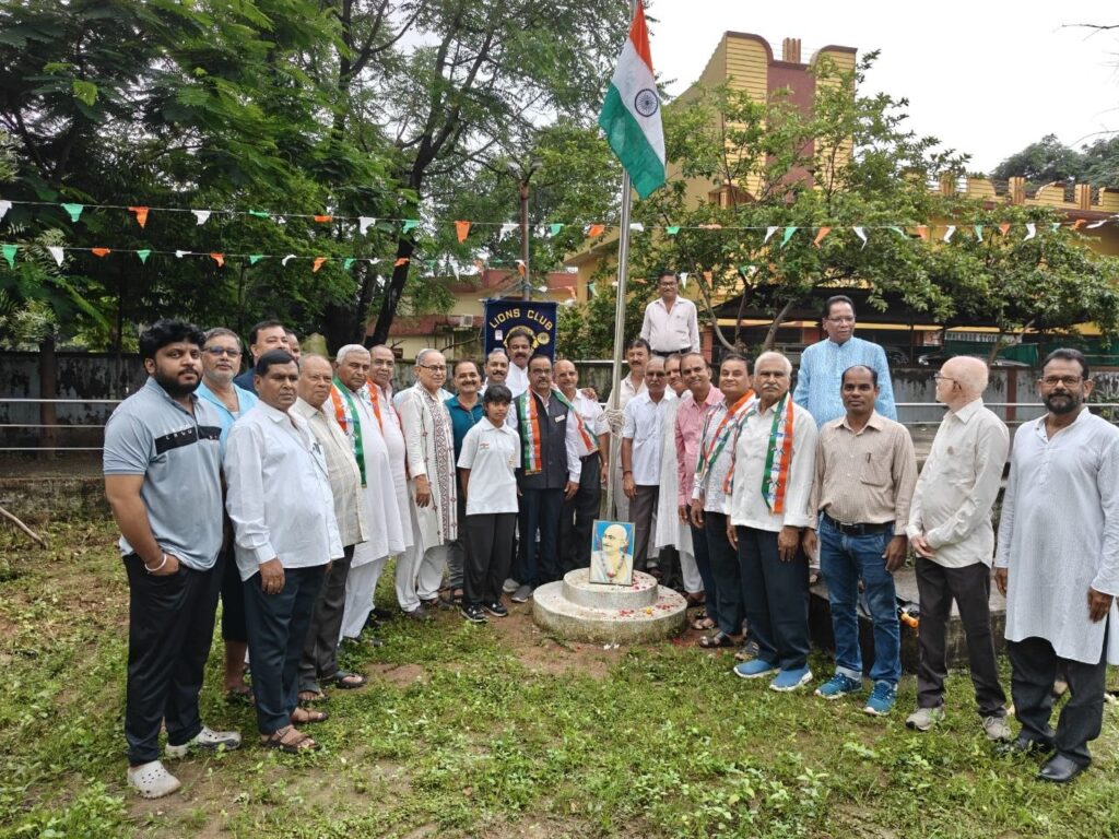 लायंस क्लब कोरबा विद्युत नगर और मार्निंग वॉक ग्रुप समिति के द्वारा किया गया ध्वजारोहण…