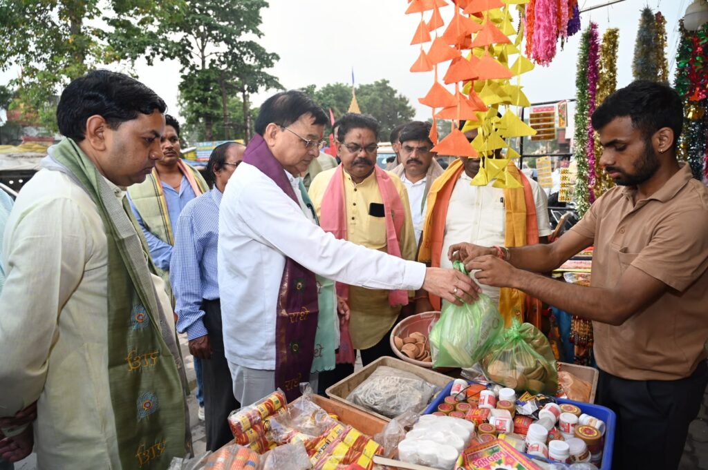 माटी के दीयों में सजेगा जनभावनाओं का उजाला..कैबिनेट मंत्री लखन लाल देवांगन ने खरीदे मिट्टी के दीये, 17 सितंबर को ‘आशीर्वाद का दीया’ जलाने की अपील