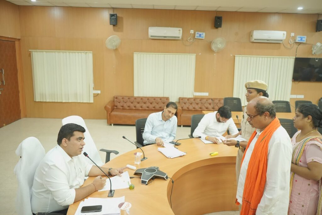 जनदर्शन में कलेक्टर ने सुनी नागरिकों की समस्याएं,अधिकारियों को समय-सीमा में निराकरण के निर्देश’