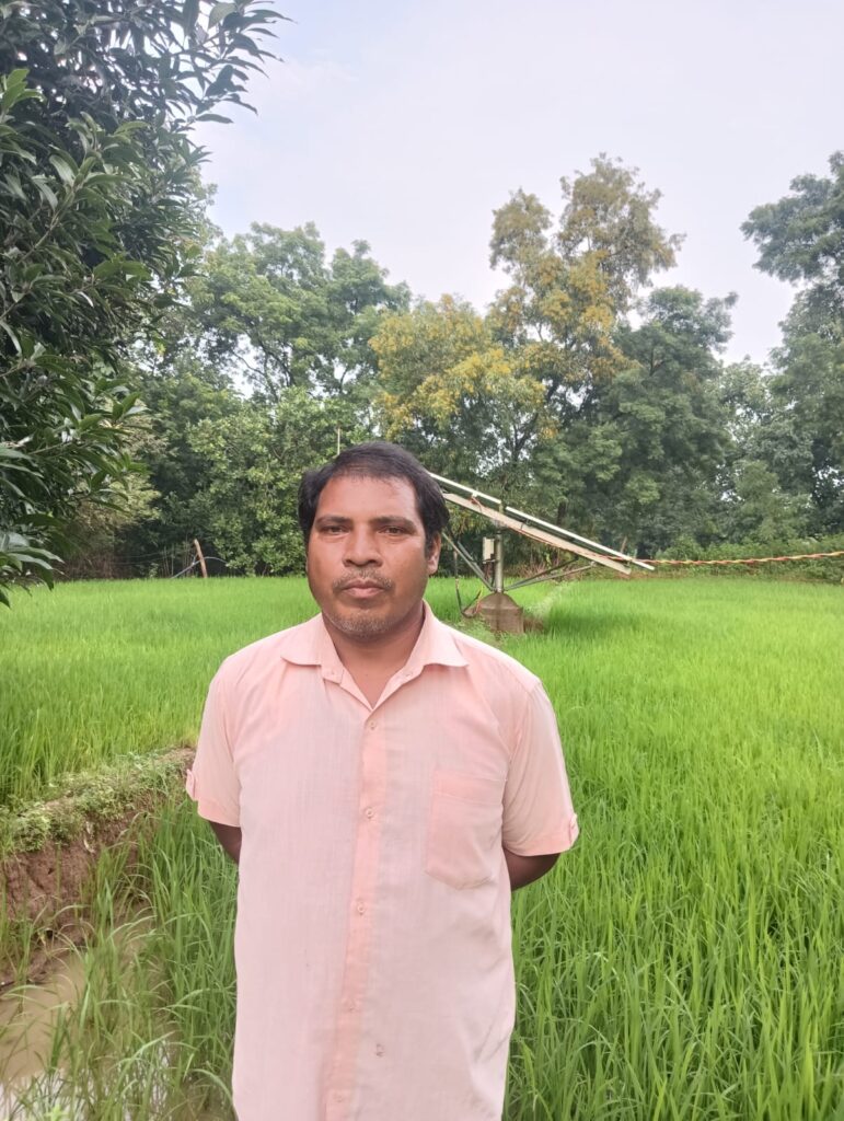 सेवा संकल्प अभियान: सौर सिंचाई पंप ने खोली खेती की नई राह, अब दो एकड़ खेत में सालभर फसल से बढ़ रही अब्राहम कुजूर परिवार की आमदनी..