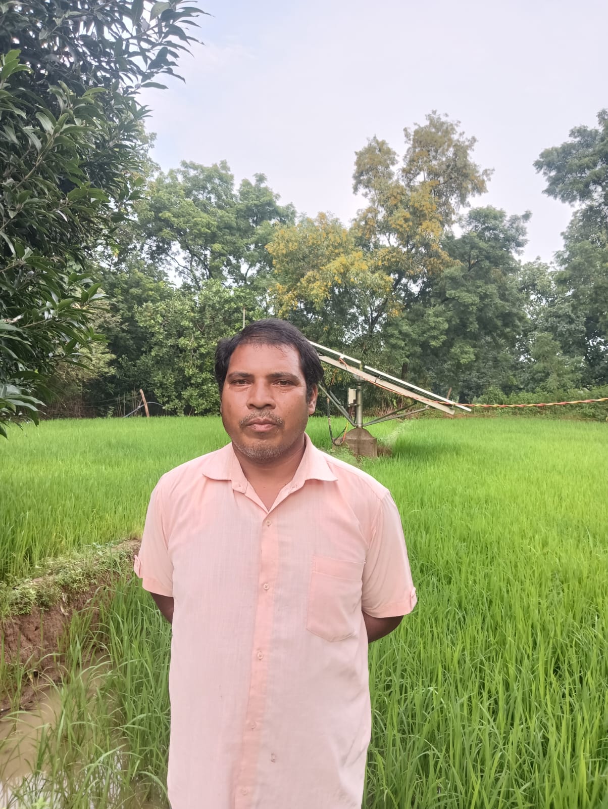 सेवा संकल्प अभियान: सौर सिंचाई पंप ने खोली खेती की नई राह, अब दो एकड़ खेत में सालभर फसल से बढ़ रही अब्राहम कुजूर परिवार की आमदनी..